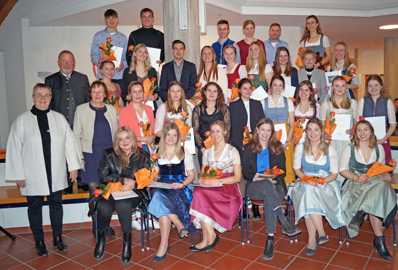 Abschlussfeier Winter 2023 - Auf drei Standbeinen ins Arbeitsleben 