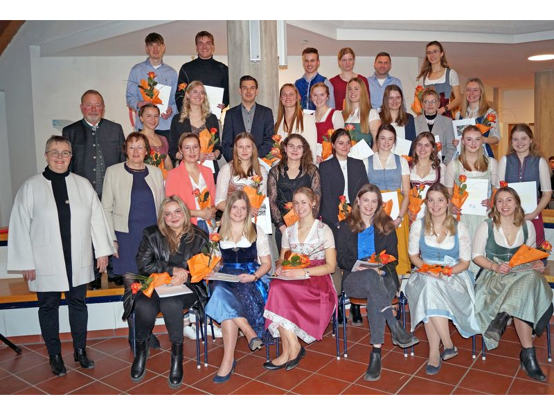 Abschlussfeier Winter 2023 - Auf drei Standbeinen ins Arbeitsleben 