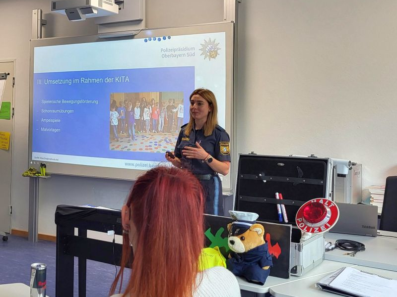 Verkehrspolizei zu Besuch in der Berufsfachschule für Kinderpflege