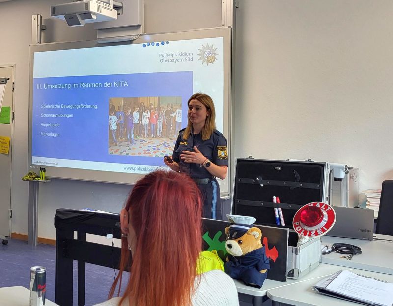 Verkehrspolizei zu Besuch in der Berufsfachschule für Kinderpflege
